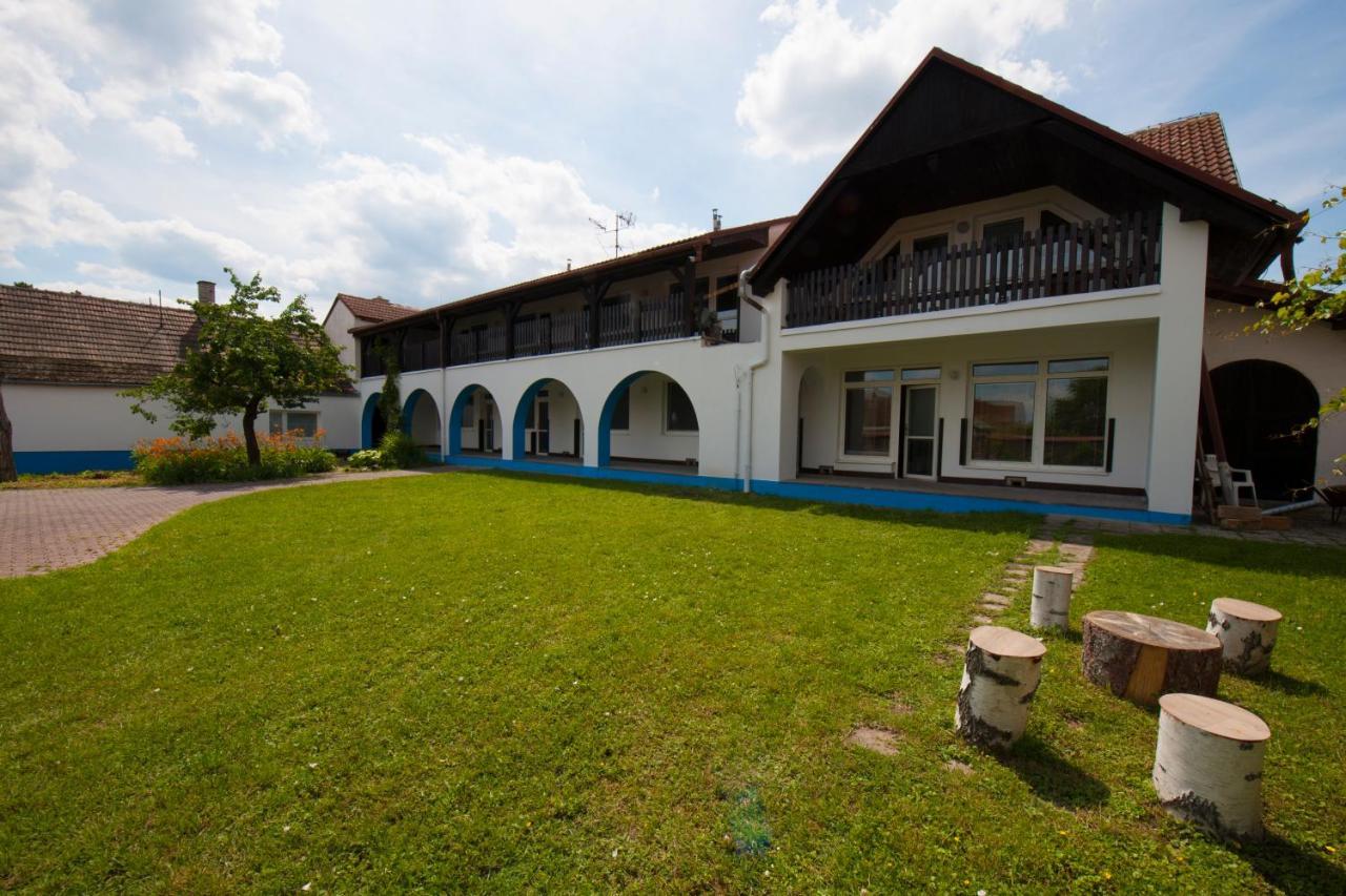 Penzion Posada Podivin Exterior foto